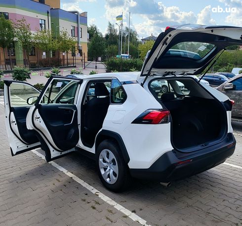 Toyota RAV4 2019 белый - фото 13