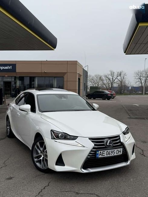 Lexus IS 2018 - фото 3