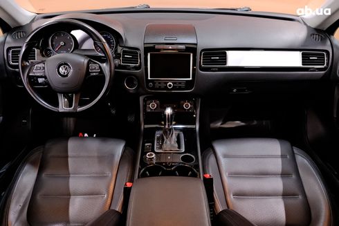 Volkswagen Touareg 2013 серебристый - фото 7