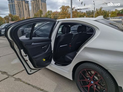 BMW 5 серия 2013 белый - фото 30