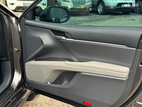 Toyota Camry 2022 серый - фото 23