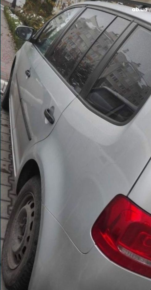 Volkswagen Touran 2010 серебристый - фото 3