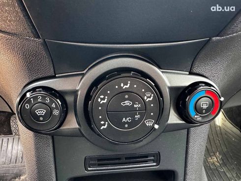 Ford Fiesta 2017 белый - фото 18