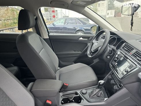 Volkswagen Tiguan 2021 серый - фото 24