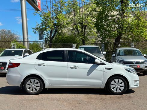 Kia Rio 2013 белый - фото 4
