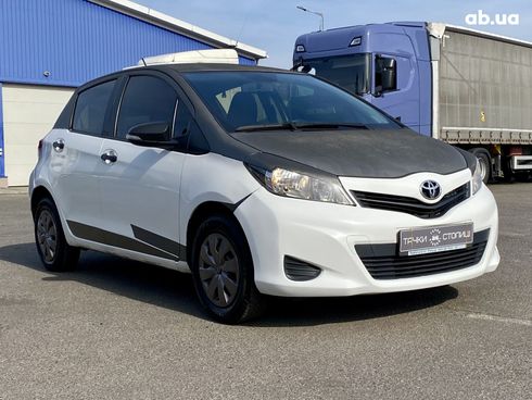 Toyota Yaris 2012 белый - фото 3