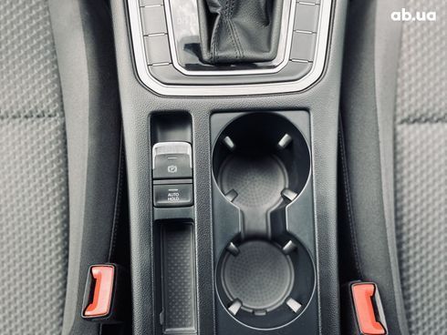 Volkswagen Passat 2018 серый - фото 20