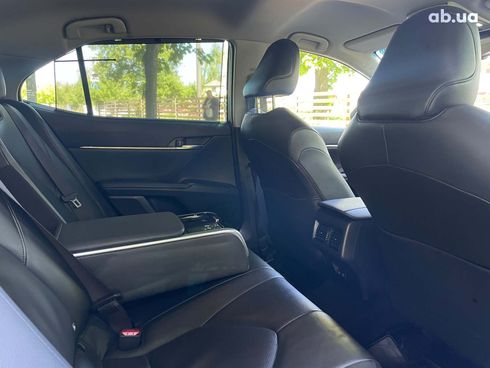 Toyota Camry 2019 белый - фото 24
