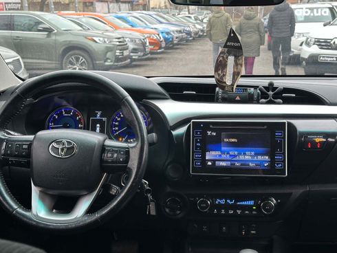 Toyota Hilux 2019 серый - фото 35