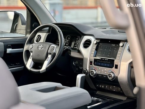 Toyota Tundra 2021 серый - фото 11