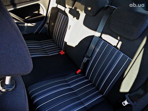 Ford Focus 2010 - фото 14