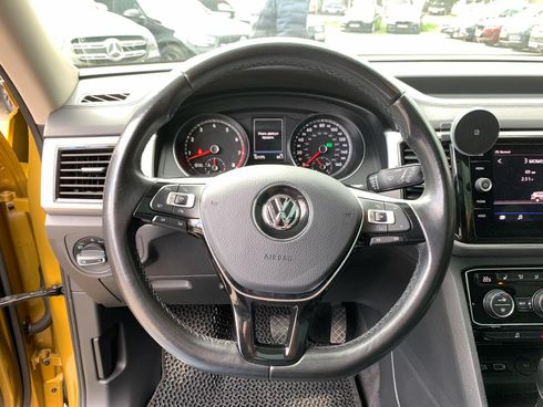 Volkswagen Atlas 2017 желтый - фото 35