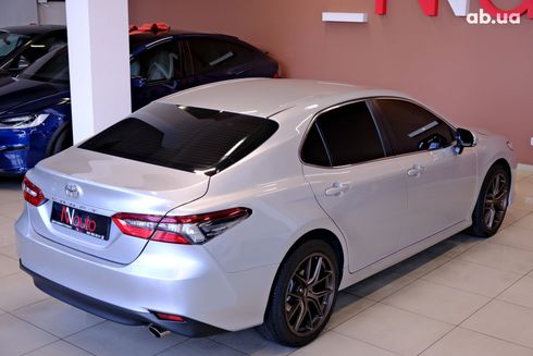 Toyota Camry 2024 серебристый - фото 5