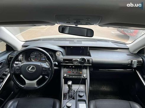 Lexus IS 2017 - фото 17