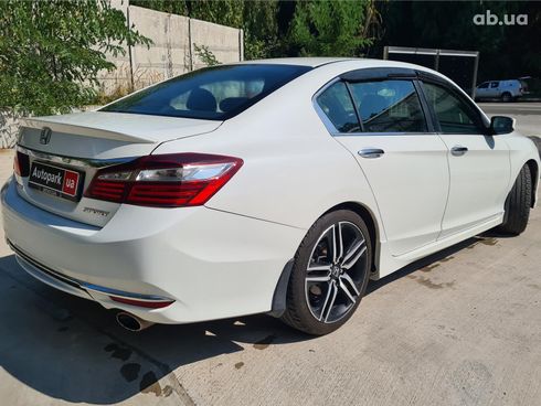 Honda Accord 2017 белый - фото 12