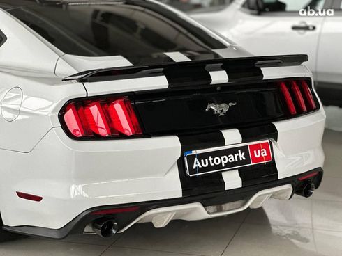 Ford Mustang 2015 белый - фото 6