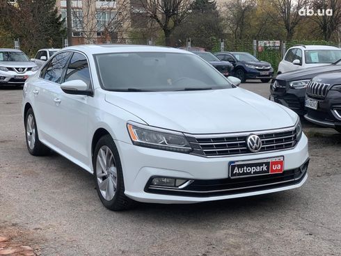 Volkswagen Passat 2018 белый - фото 3