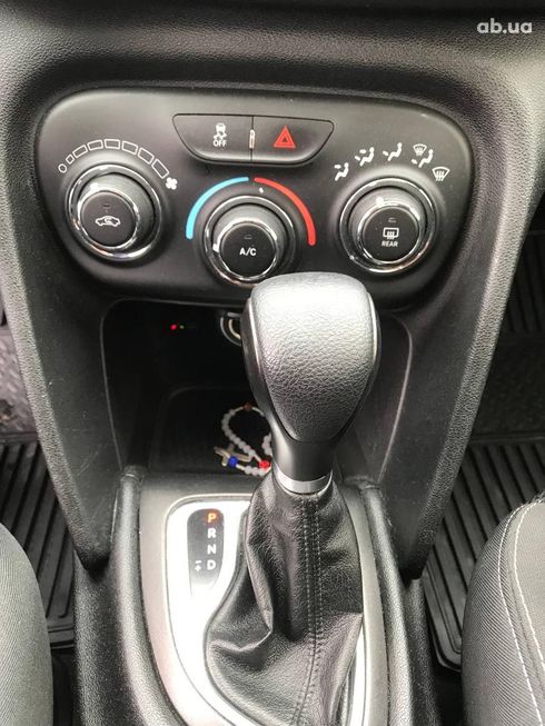 Dodge Dart 2016 белый - фото 21