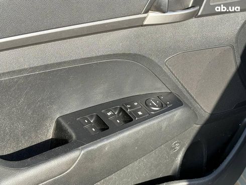 Hyundai Elantra 2018 бежевый - фото 10