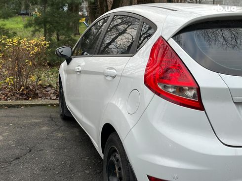 Ford Fiesta 2011 белый - фото 17