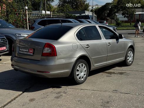 Skoda Octavia 2009 бежевый - фото 6