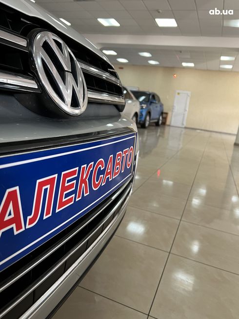 Volkswagen Touareg 2011 серебристый - фото 7