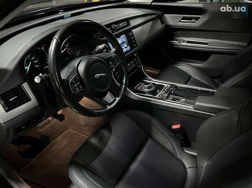 Jaguar XF 2017 - фото 23