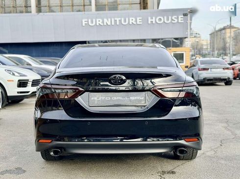 Toyota Camry 2023 - фото 9
