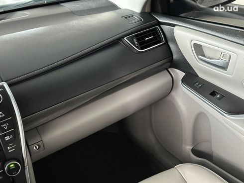 Toyota Camry 2015 серый - фото 23