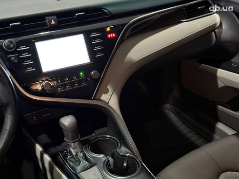 Toyota Camry 2018 серый - фото 16