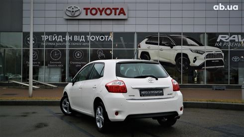 Toyota Auris 2011 белый - фото 4