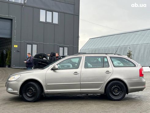 Skoda Octavia 2010 серый - фото 3