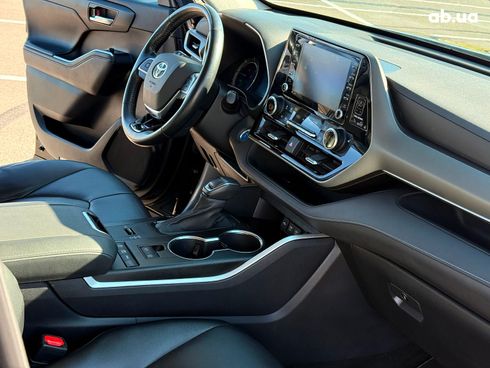 Toyota Highlander 2021 коричневый - фото 27