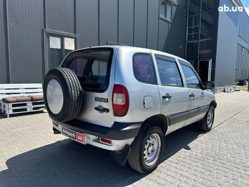 Chevrolet Niva 2004 серый - фото 8