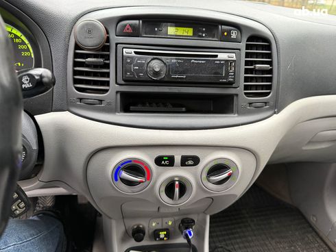 Hyundai Accent 2008 черный - фото 12