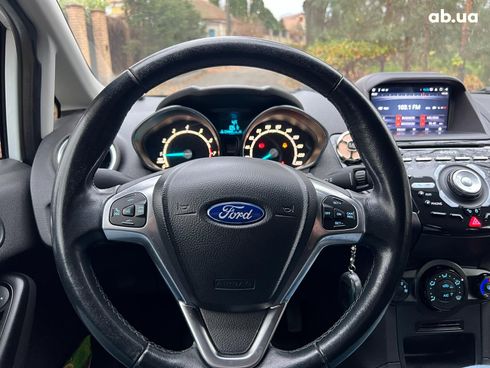 Ford Fiesta 2013 белый - фото 11