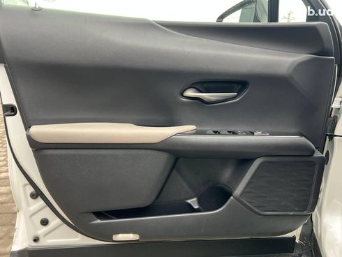Lexus UX 2019 белый - фото 15