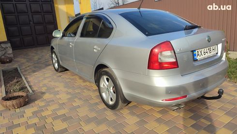 Skoda Octavia 2012 серебристый - фото 8
