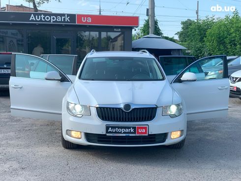 Skoda Superb 2011 белый - фото 16