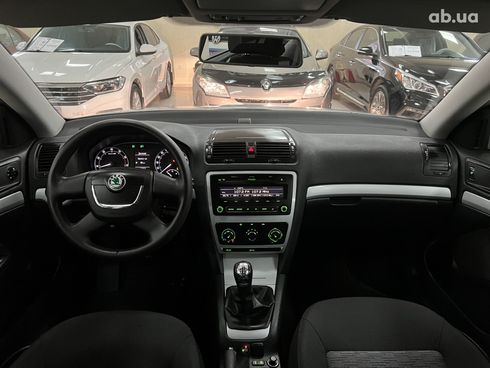 Skoda Octavia 2010 серебристый - фото 11