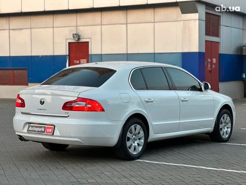 Skoda Superb 2012 белый - фото 7
