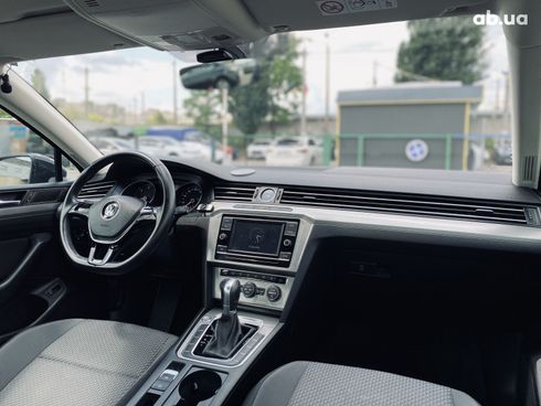 Volkswagen Passat 2018 серый - фото 14