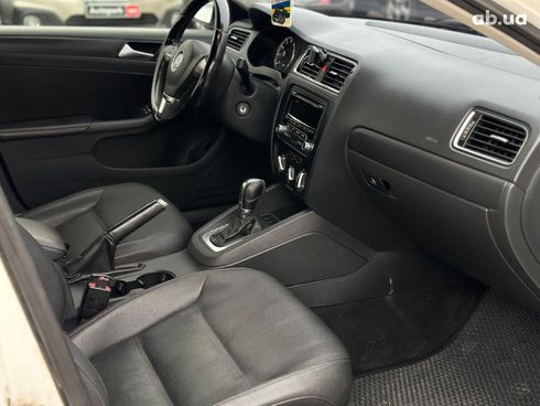 Volkswagen Jetta 2012 белый - фото 22