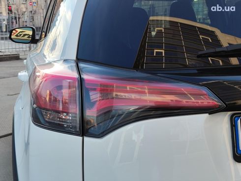 Toyota RAV4 2018 белый - фото 6
