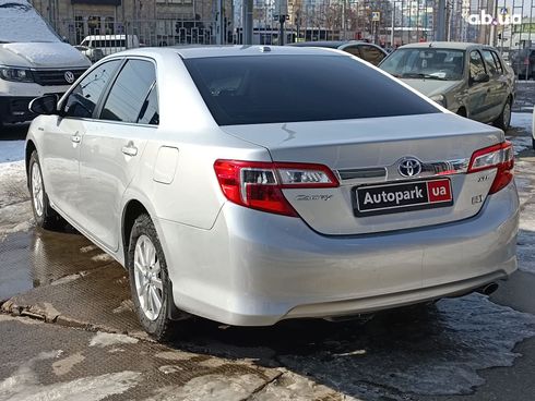 Toyota Camry 2013 серый - фото 4