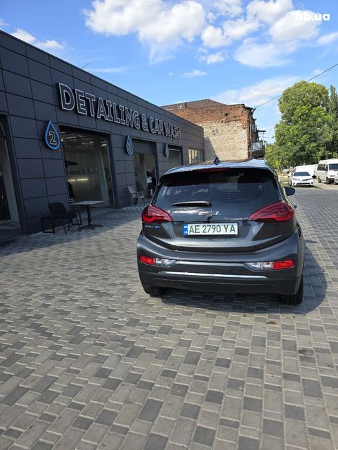 Chevrolet Bolt 2021 серый - фото 4