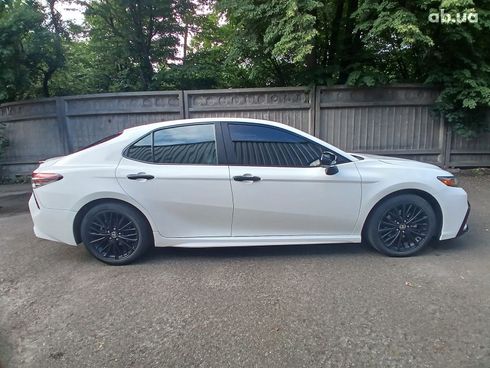 Toyota Camry 2021 белый - фото 4