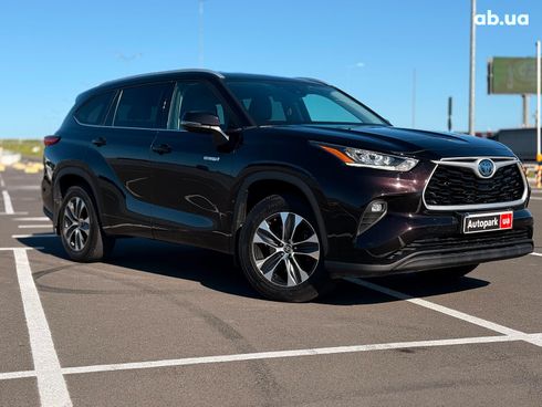 Toyota Highlander 2021 коричневый - фото 2