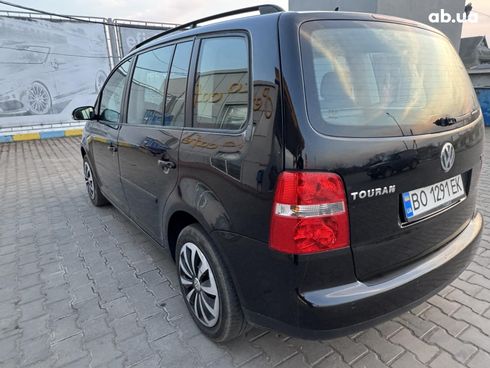 Volkswagen Touran 2005 черный - фото 7