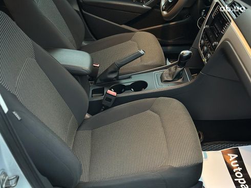 Volkswagen Passat 2016 серый - фото 25